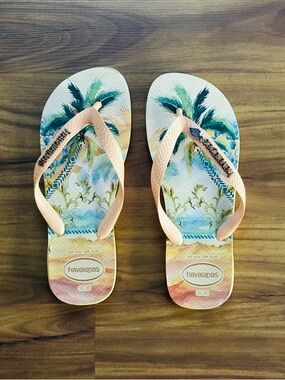 Havaianas Palm Print Flip Flops - Peach Straps